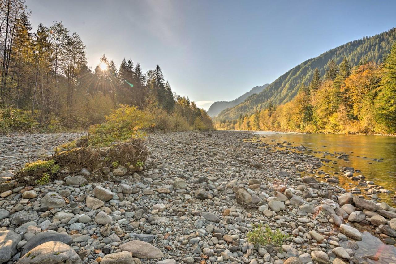 Riverfront Gold Bar Log Cabin Near Stevens Pass! Luaran gambar